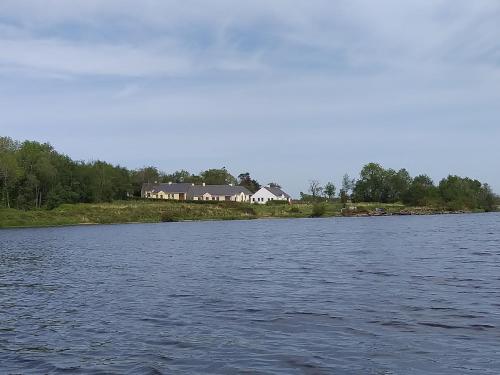 Beautiful Lakeside Holiday Home (6 Portinode Cottages)
