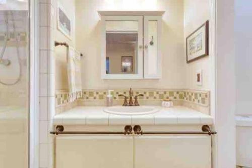 Belmont Shore Beach Bungalow, 2 min walk to town! in Long Beach, USA