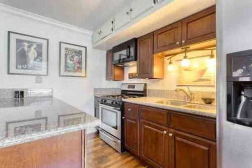 Belmont Shore Beach Bungalow, 2 min walk to town! in Long Beach, USA