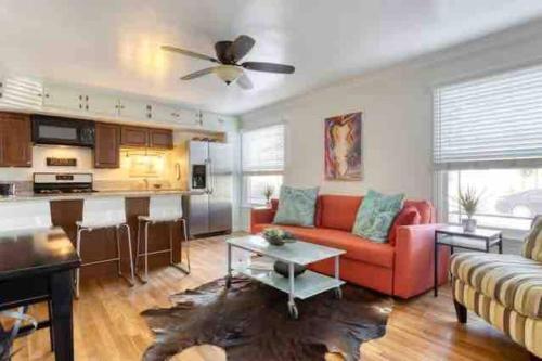Belmont Shore Beach Bungalow, 2 min walk to town! in Long Beach, USA