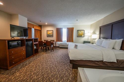Christopher Inn and Suites - image 11
