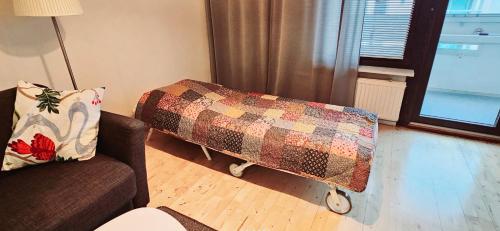 Top floor 51m2, Balcony, 150 M WiFi, free own parking place, 300m Metro, Helsinky (fotografie 9)