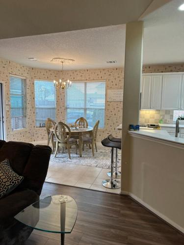 Unwind and Relax 4 Bedroom Stay in Atascocita