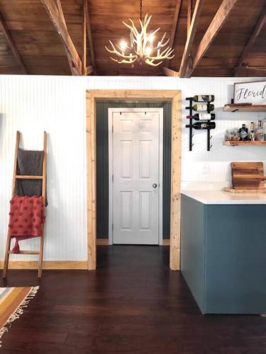 River Daze Cabin - A cozy cabin right on the river in Ridge Manor, USA