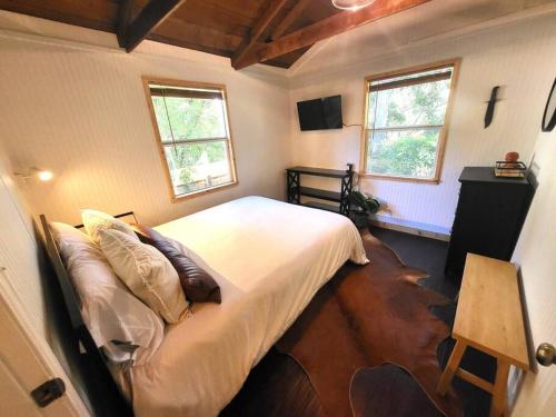 River Daze Cabin - A cozy cabin right on the river in Ridge Manor, USA