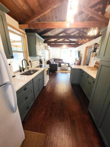 River Daze Cabin - A cozy cabin right on the river in Ridge Manor, USA