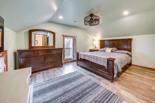 Charming Tonica Farmhouse w/ Private Yard! in Oglesby (IL)