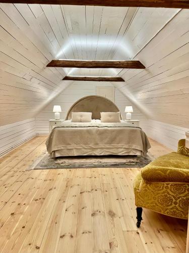2 queen beds, 1 twin bed