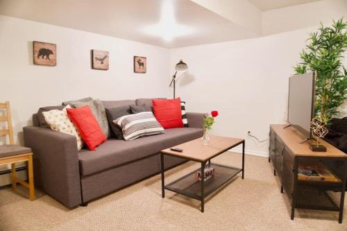 NEW Gorgeous Space in Moose Jaw Coffee Parking 4k Smart TV in Moose Jaw (SK)