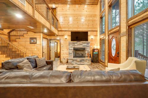 Broken Bow Cabin on 1 Acre with Hot Tub and Fire Pit! in Stephens Gap, USA