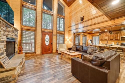 Broken Bow Cabin on 1 Acre with Hot Tub and Fire Pit! in Stephens Gap, USA