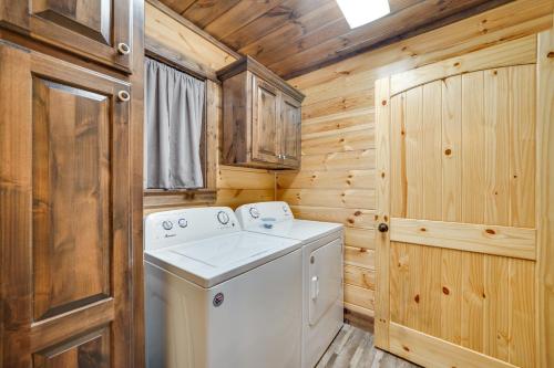 Broken Bow Cabin with Hot Tub Fire Pit and More Than 1 Acre! - image 8