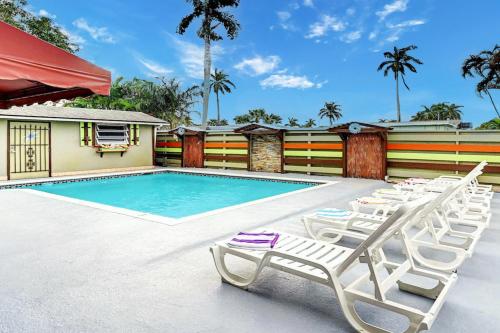 Tropical Oasis 6BR and 4BA Villa Near Beach