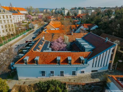 Bazilika alatt Panzió - Accommodation - Esztergom