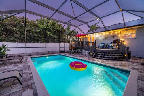 The Farm House! Spacious private pool home with grill and fully stocked kitchen! in Bradenton, USA