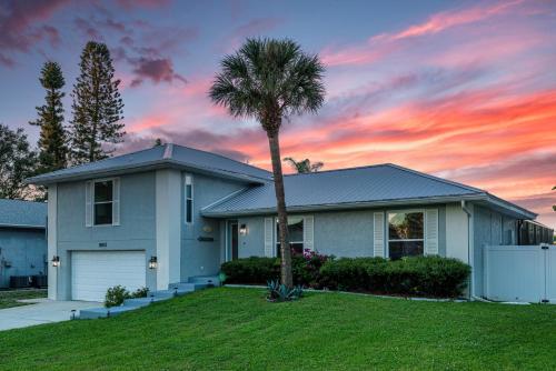 The Farm House! Spacious private pool home with grill and fully stocked kitchen! in Bradenton, USA