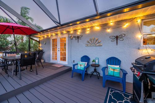 The Farm House! Spacious private pool home with grill and fully stocked kitchen! in Bradenton, USA