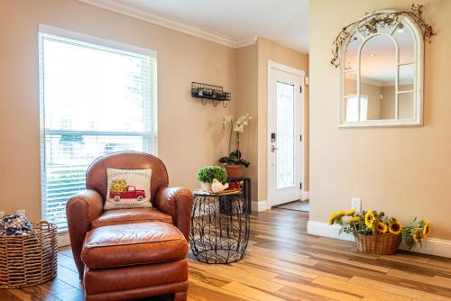 The Farm House! Spacious private pool home with grill and fully stocked kitchen! in Bradenton, USA