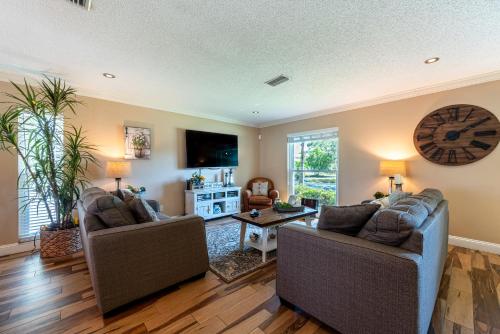 The Farm House! Spacious private pool home with grill and fully stocked kitchen! in Bradenton, USA