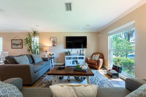 The Farm House! Spacious private pool home with grill and fully stocked kitchen! in Bradenton, USA