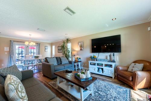 The Farm House! Spacious private pool home with grill and fully stocked kitchen! in Bradenton, USA