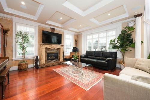 Luxurious 8-Bedroom Villa in Central Vancouver in Vancouver, Canada