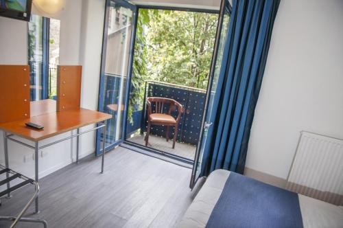 Solar Hotel – Paris, TX