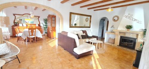 Villa los Agaves Javea piscina y barbacoa in เอล โตซาเลต