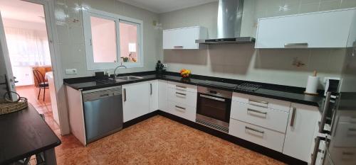 ห้องครัว, Villa los Agaves Javea piscina y barbacoa in เอล โตซาเลต