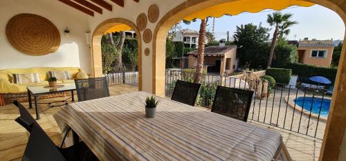 ระเบียง/ชานเรือน, Villa los Agaves Javea piscina y barbacoa in เอล โตซาเลต