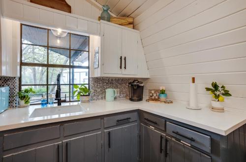 Willis Vacation Rental about 2 Mi to Lake Conroe! in Willis, USA