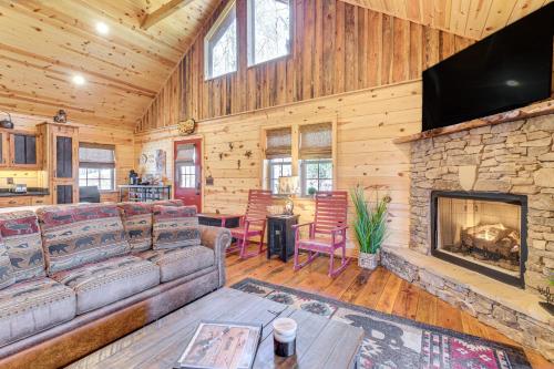 . Hot Tub + Fire Pit: Dog-Friendly Cabin in Murphy!