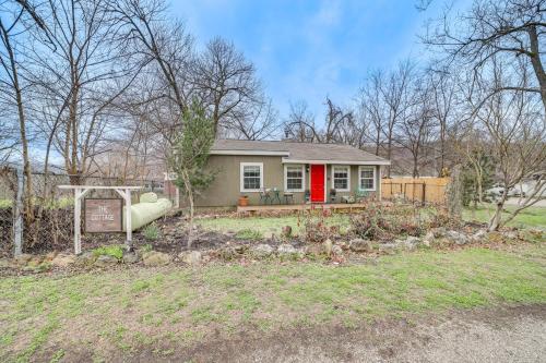 Historic Spavinaw Cabin with Yard 1 Mi to Lake! - main image