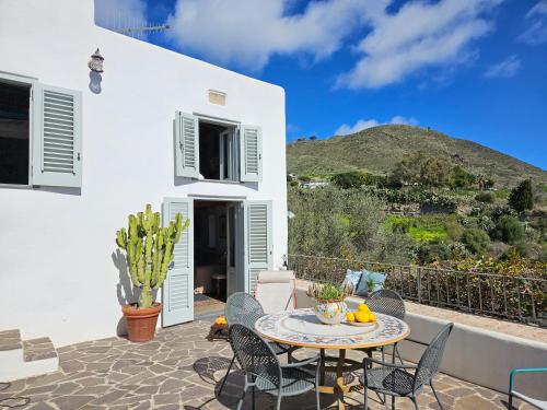 Villa Margot - Authentic seaview countryside villa & apartments