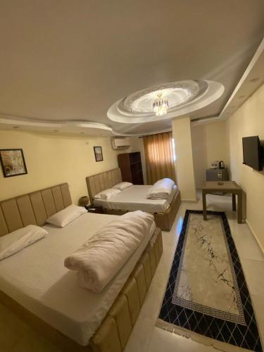 Blue star pyramids inn - main image