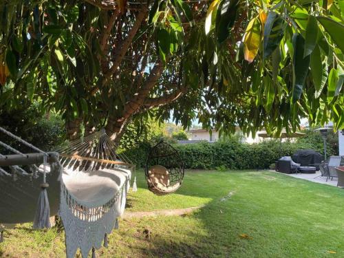 Private House 3 min to beach large backyard BBQ !