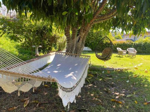 Private House 3 min to beach large backyard BBQ !