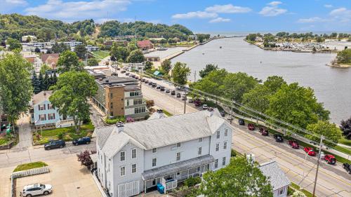 Harbor House Inn - Accommodation - Grand Haven