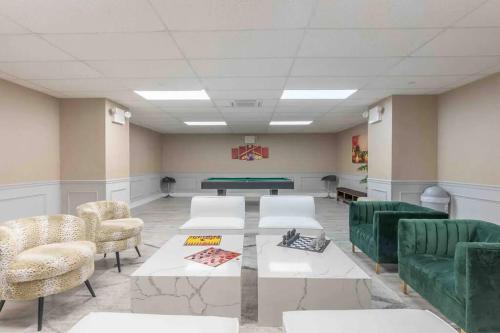 Exuberant King Bed Near EWR w/ Gym & Parking in Newark, USA