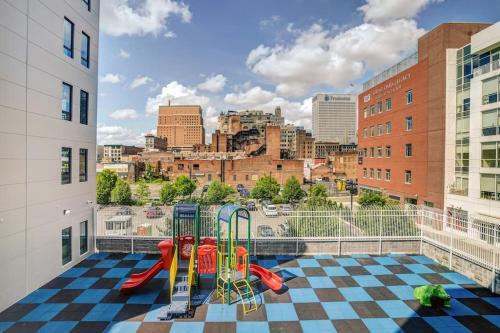 Exuberant King Bed Near EWR w/ Gym & Parking in Newark, USA