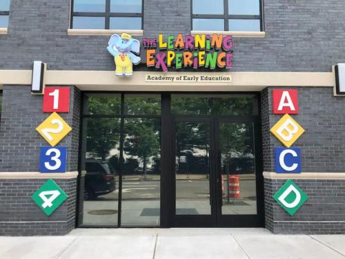 Exuberant King Bed Near EWR w/ Gym & Parking in Newark, USA