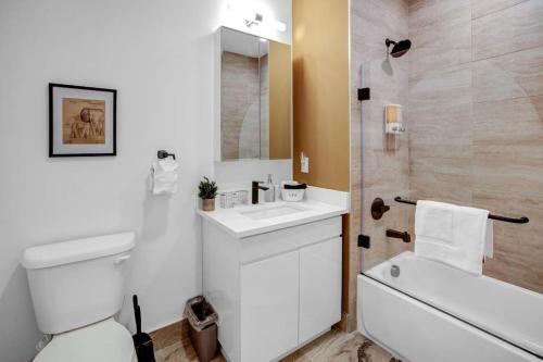 Exuberant King Bed Near EWR w/ Gym & Parking in Newark, USA
