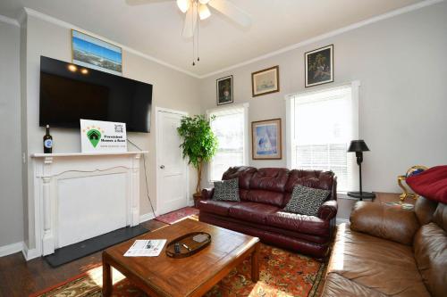 Downtown Retreat, Minutes from Main Street with Fenced in Backyard in Greenville, USA