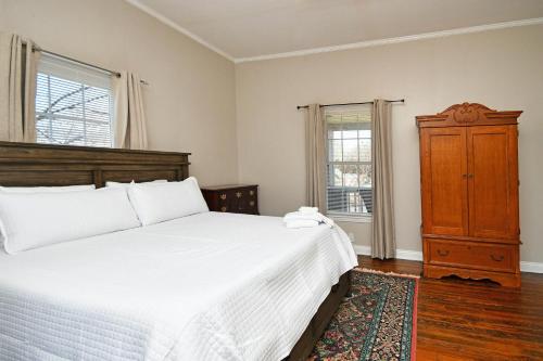 Downtown Retreat, Minutes from Main Street with Fenced in Backyard in Greenville, USA