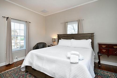 Downtown Retreat, Minutes from Main Street with Fenced in Backyard in Greenville, USA