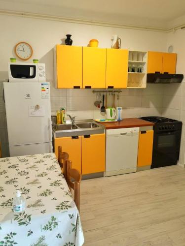 Apartments by the sea Brist, Makarska - 22463