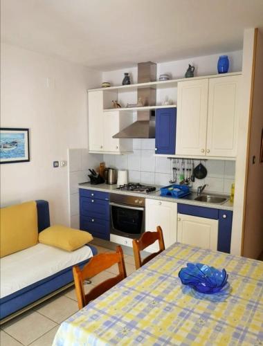 Apartments by the sea Brist, Makarska - 22463