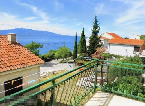 Apartments by the sea Brist, Makarska - 22463