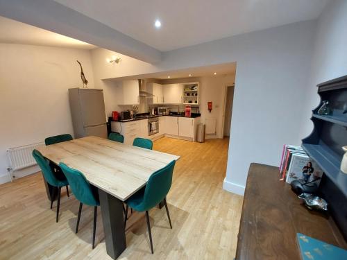 Large Serene Victorian Abode in Central London - image 13