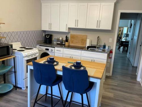 Adorable Apt with Access to Pool and Tennis Courts thumb 4